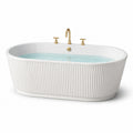 Vasca da bagno freestanding ovale in acrilico bianco con rubinetteria dorata