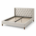 Letto matrimoniale in tessuto beige con struttura in legno